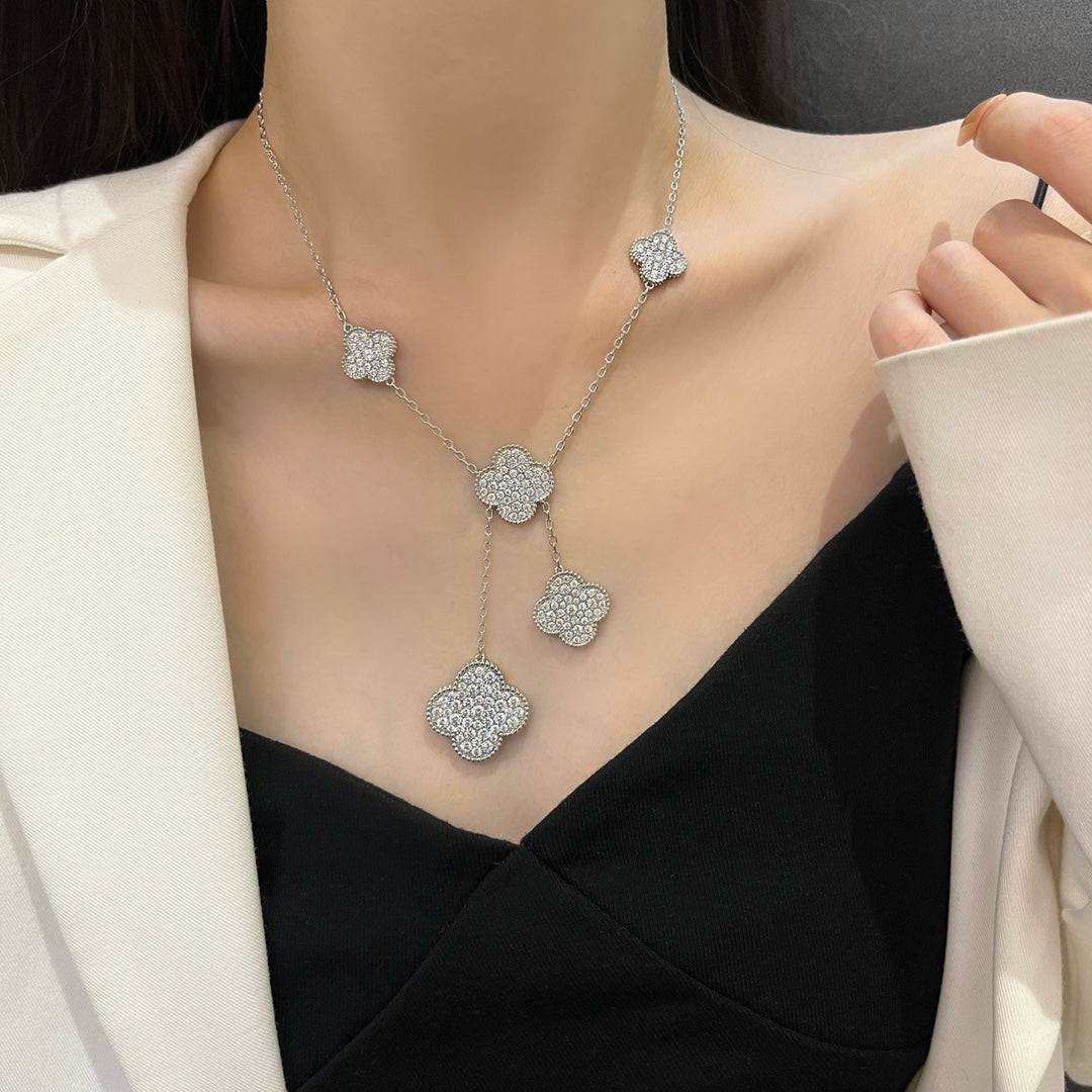 [GALE] KETTE MIT 5 KLEEMOTIVEN, SILBERNEN DIAMANTEN