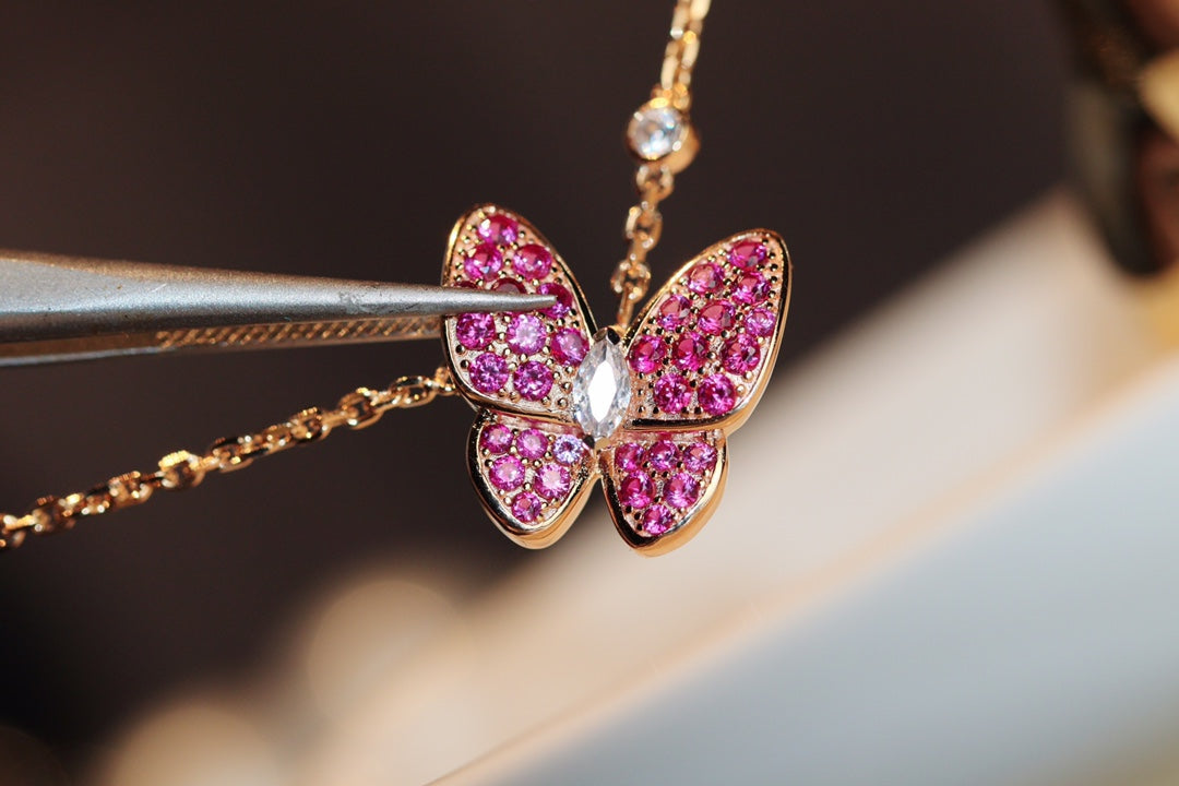 [GALE] SCHMETTERLING ROTE DIAMANTEN ROSÉGOLD-KETTE
