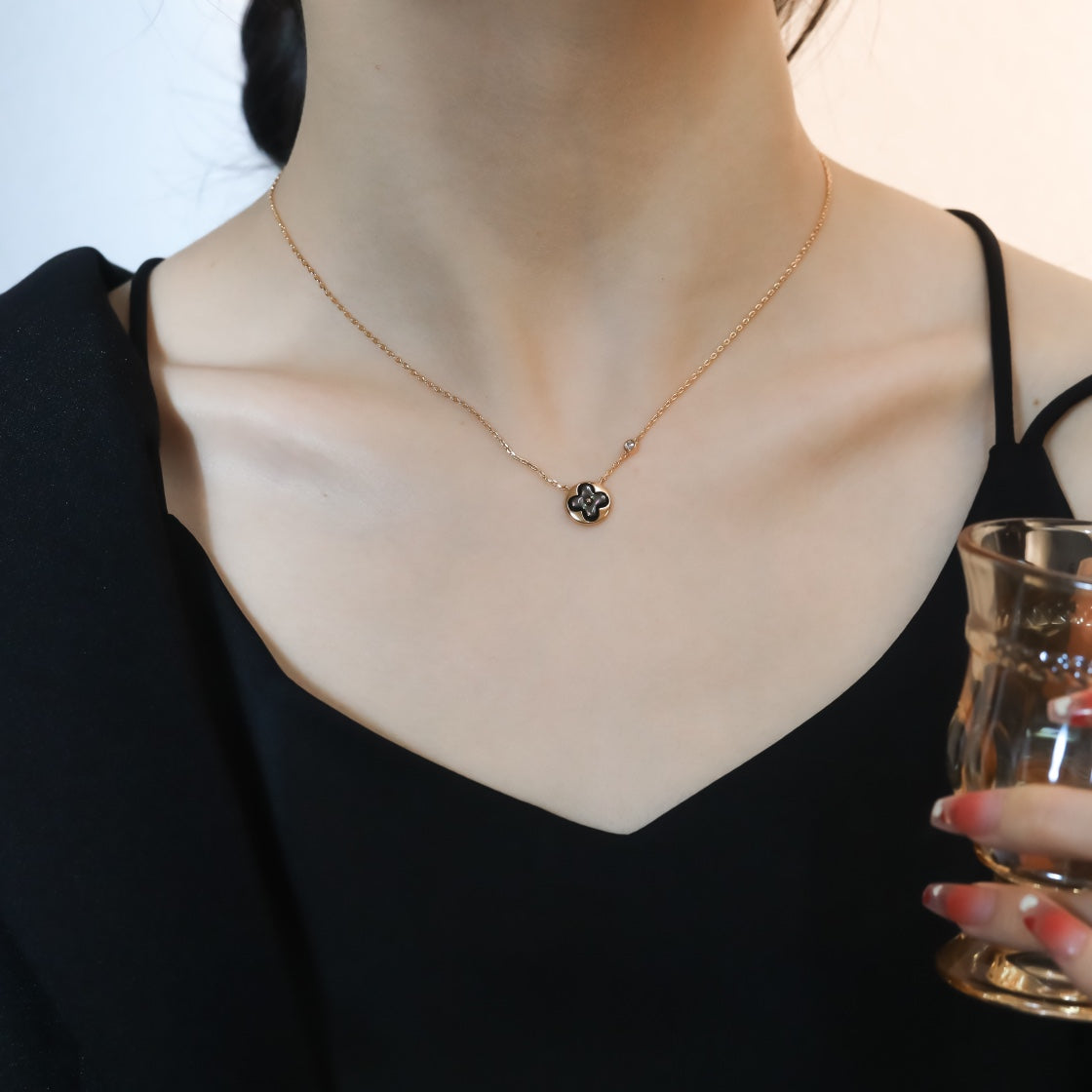 [GALE] Sonnenanhänger, Halskette aus roségoldenem Metall mit 1 Diamanten