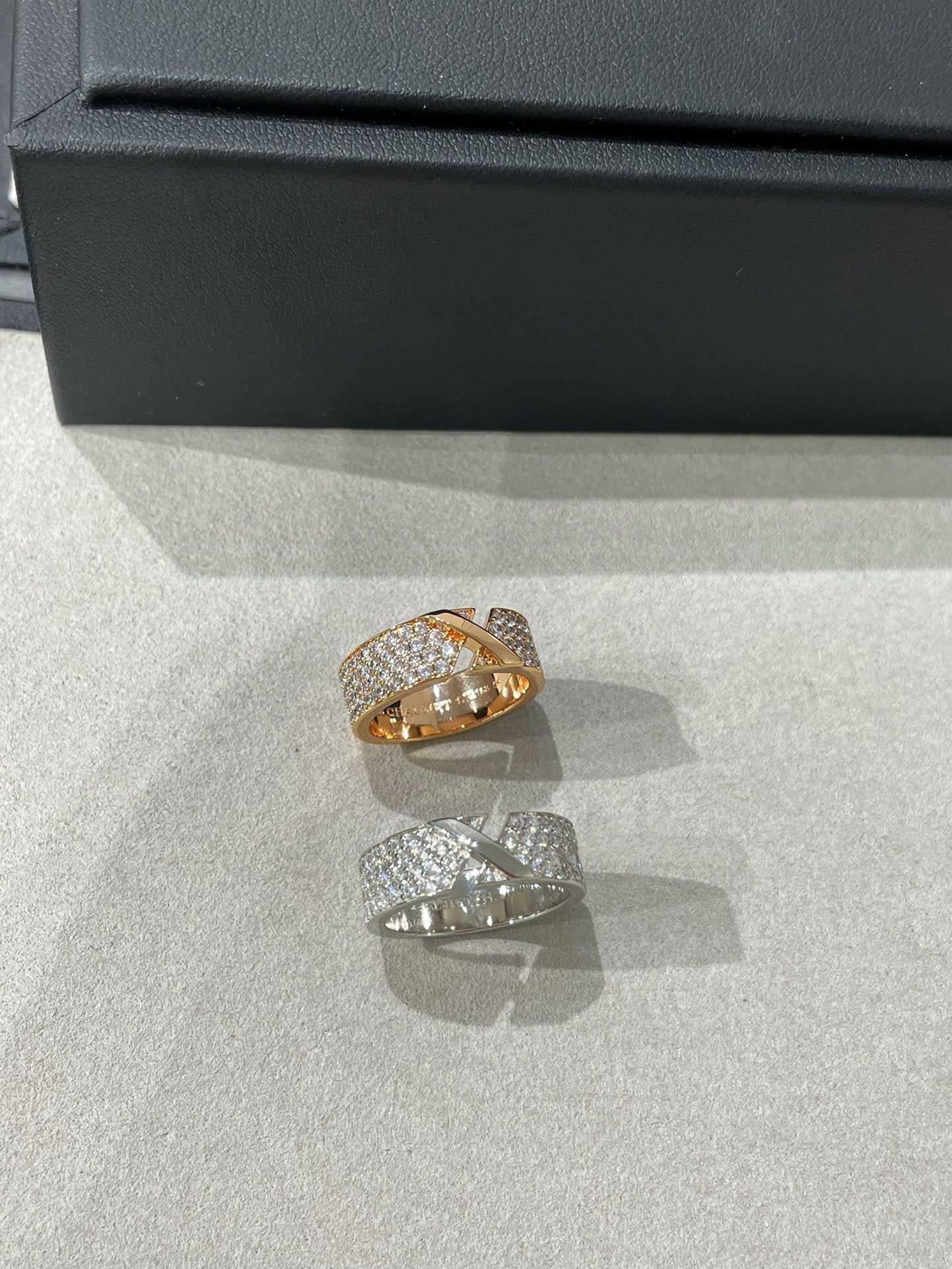 [GALE]LIENS EVIDENCE DIAMOND PAVED RING