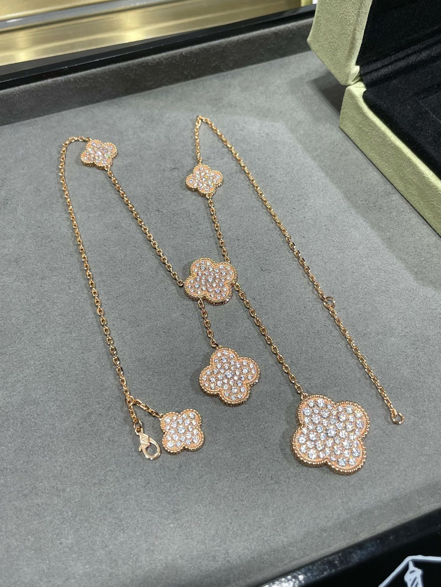 [GALE]CLOVER 6 MOTIF DIAMANTENBEFESTIGTE HALSKETTE