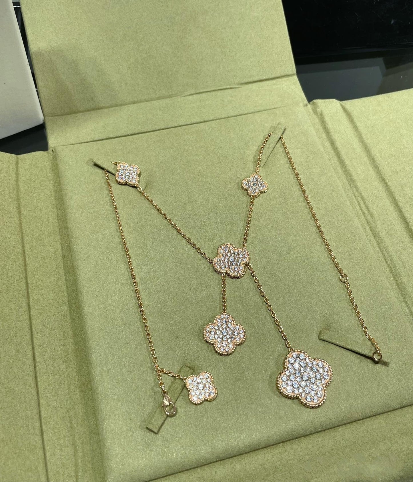 [GALE]CLOVER 6 MOTIF DIAMANTENBEFESTIGTE HALSKETTE