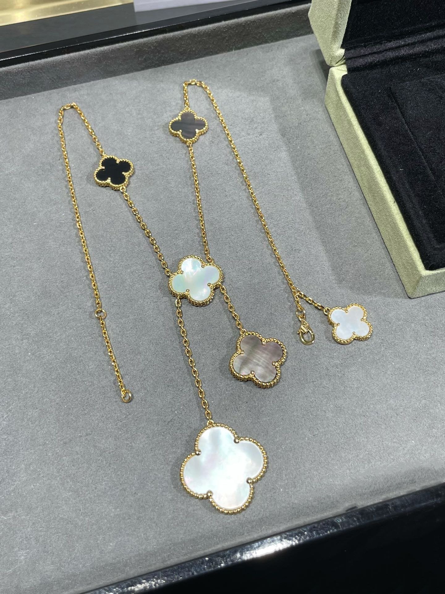 [GALE]CLOVER 6 MOTIF MOP ONYX GOLD NECKLACE 