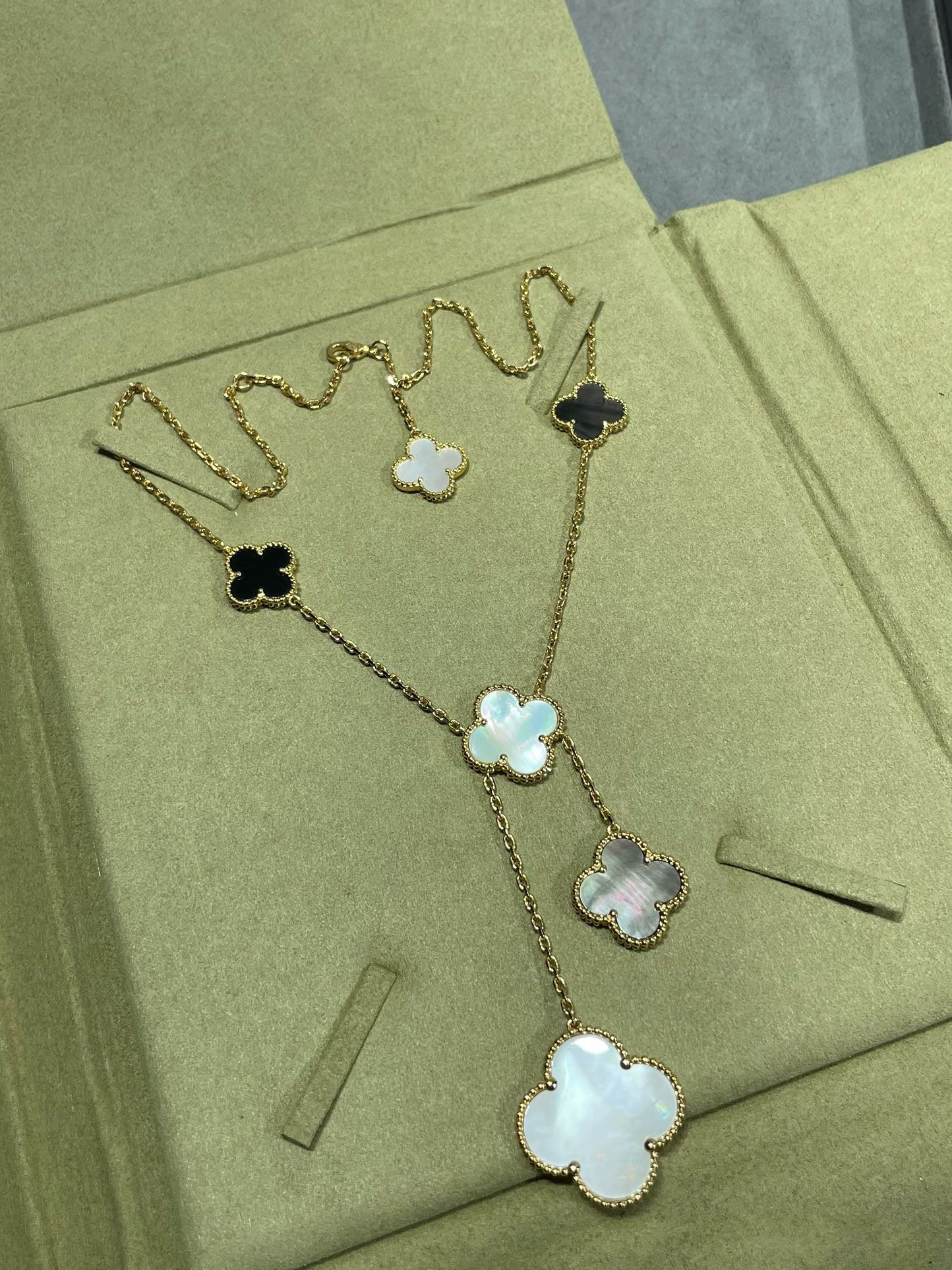[GALE]CLOVER 6 MOTIF MOP ONYX GOLD NECKLACE 