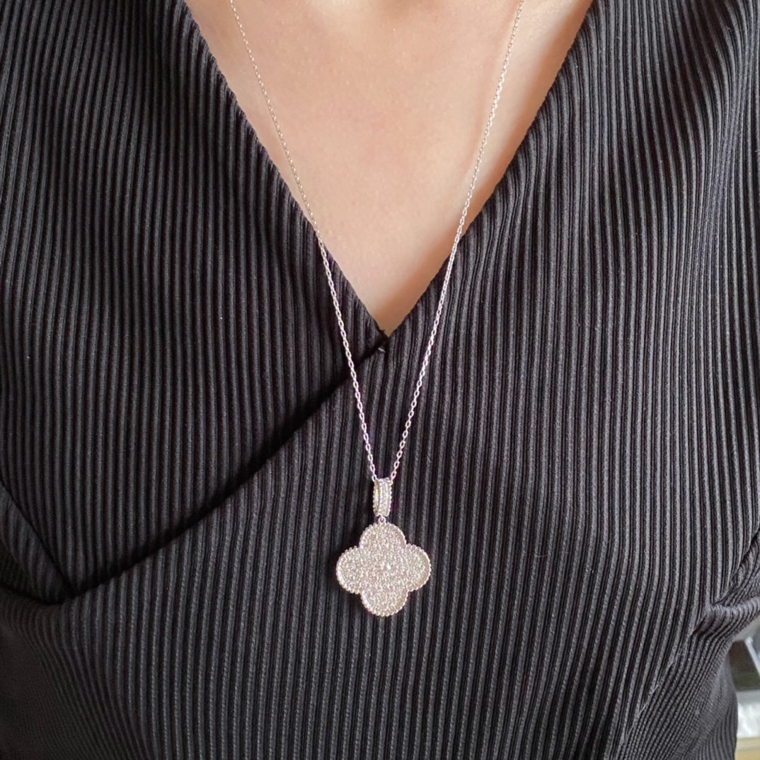 [GALE]CLOVER 25MM GROSSER ANHÄNGER MIT DIAMANTENBESETZUNG LANGE KETTE