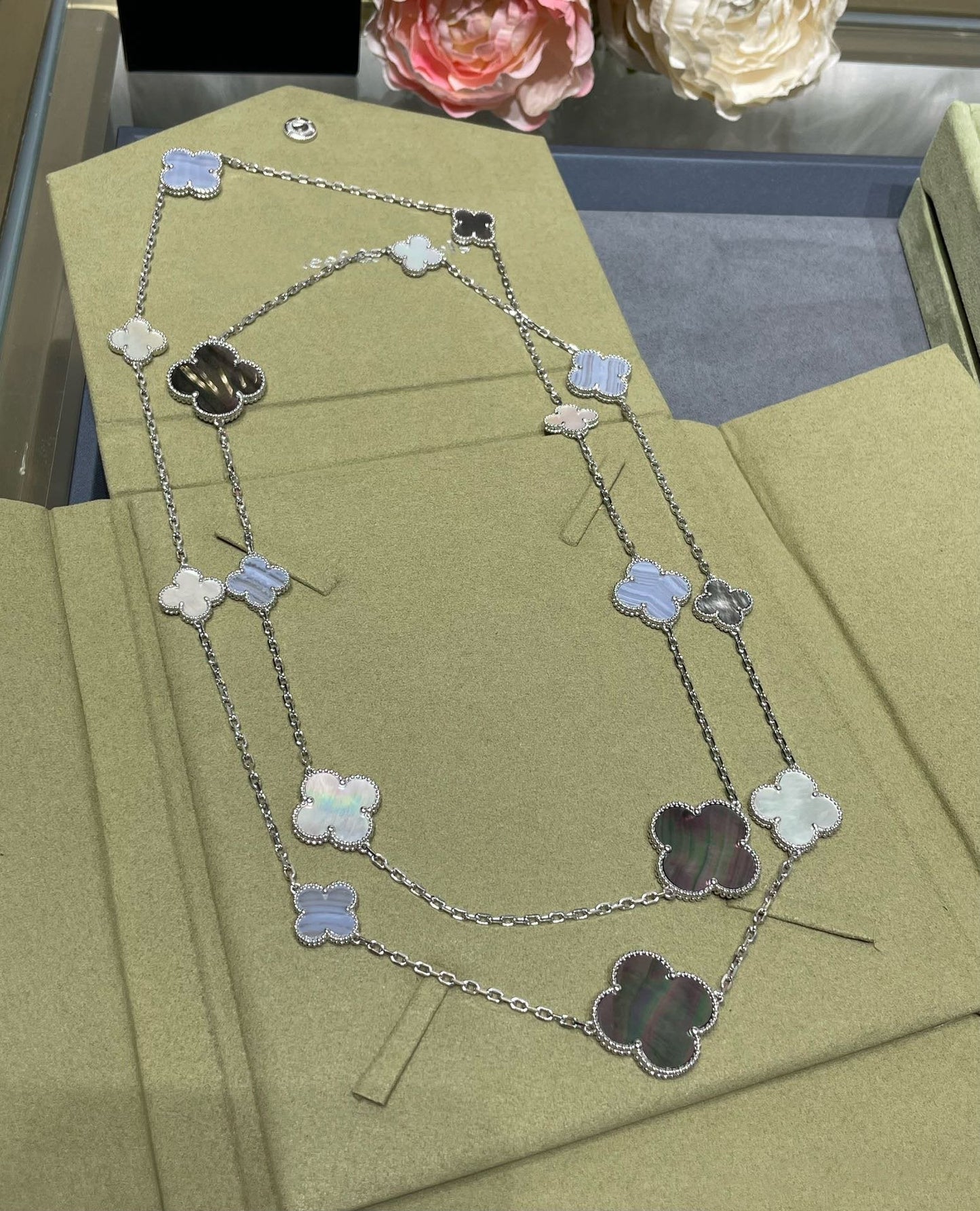 [GALE]CLOVER 16 MOTIF CHALCEDONY MOP SILBER HALSKETTE