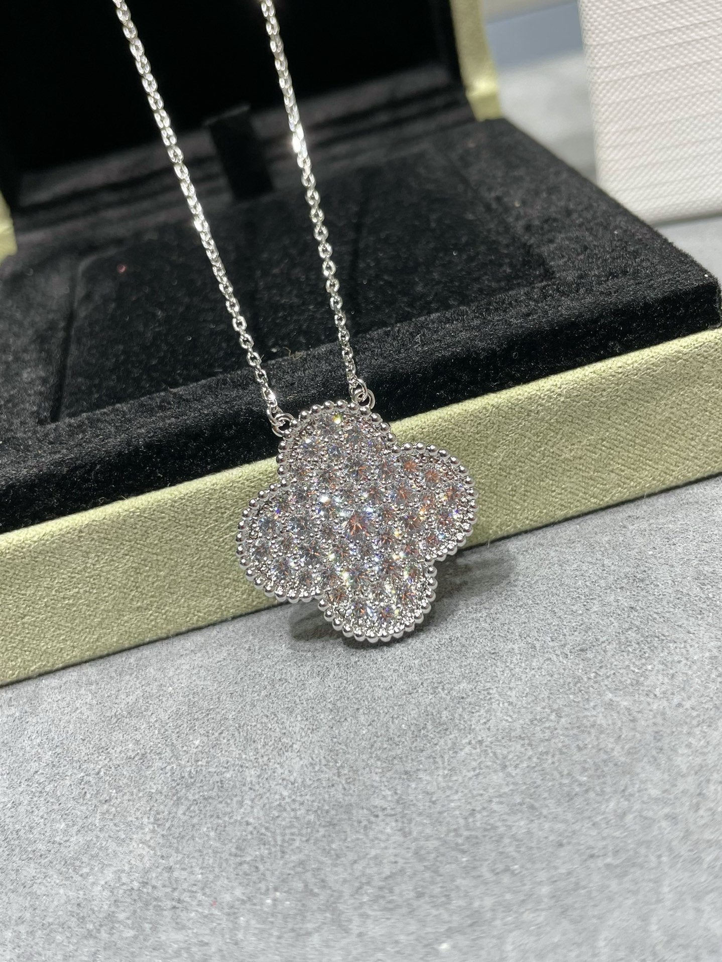 [GALE]CLOVER 25MM GROSSER ANHÄNGER MIT DIAMANTENPAVED SILBERHALSKETTE
