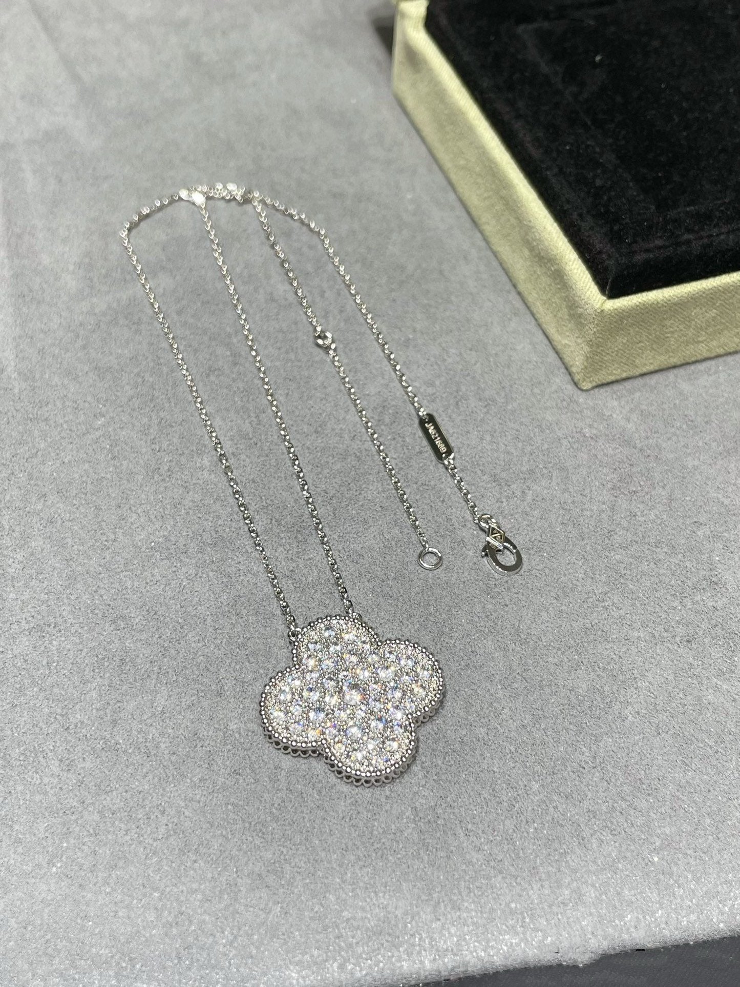 [GALE]CLOVER 25MM GROSSER ANHÄNGER MIT DIAMANTENPAVED SILBERHALSKETTE