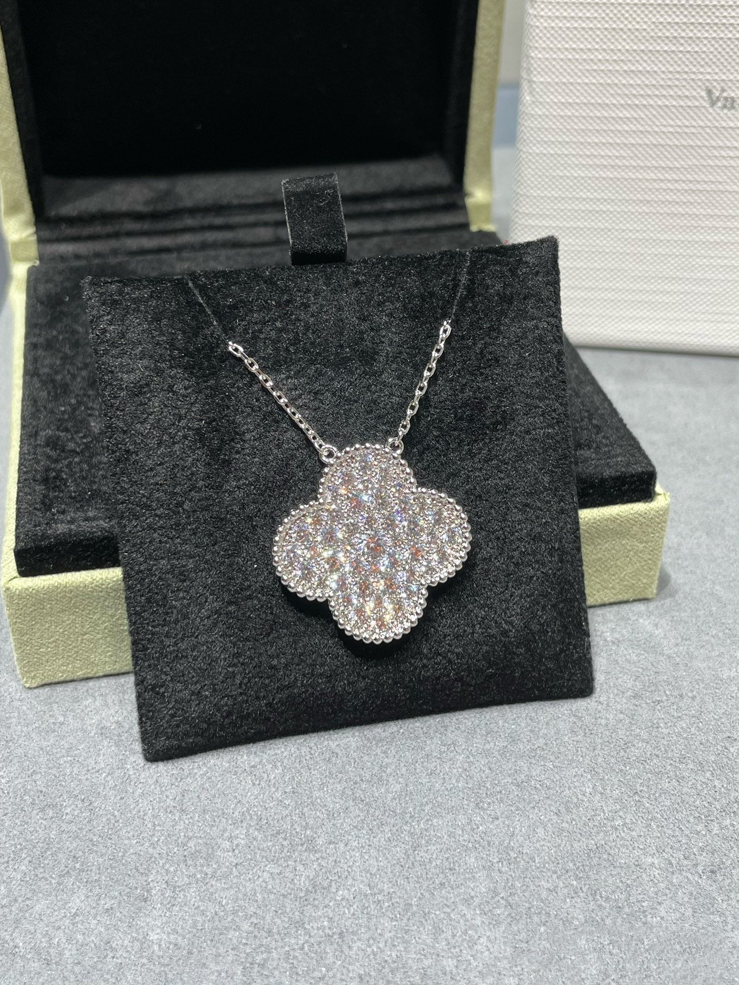 [GALE]CLOVER 25MM GROSSER ANHÄNGER MIT DIAMANTENPAVED SILBERHALSKETTE