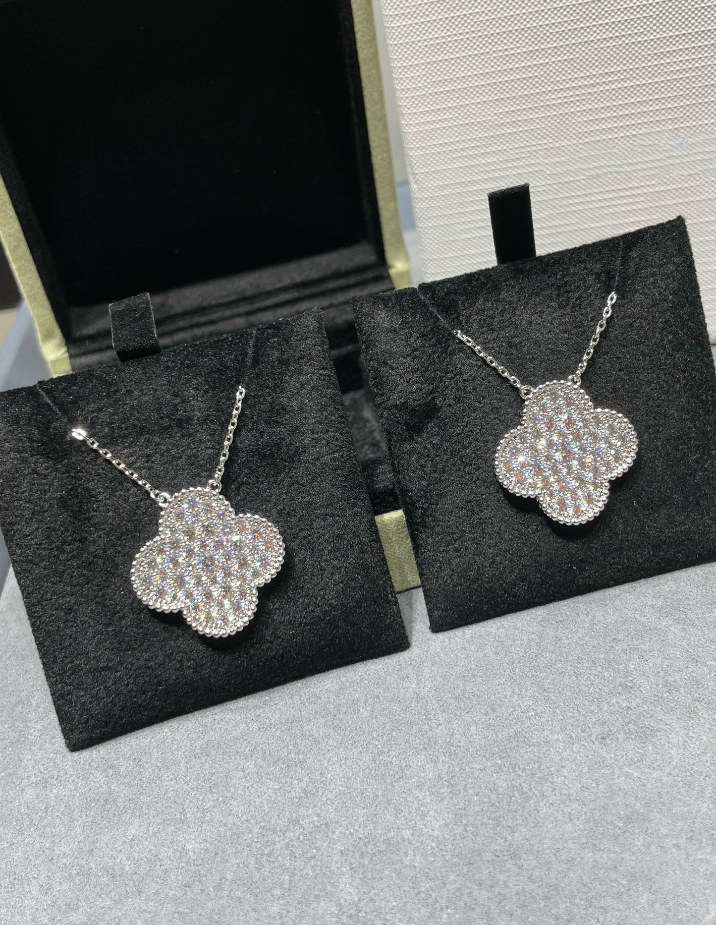 [GALE]CLOVER 25MM GROSSER ANHÄNGER MIT DIAMANTENPAVED SILBERHALSKETTE