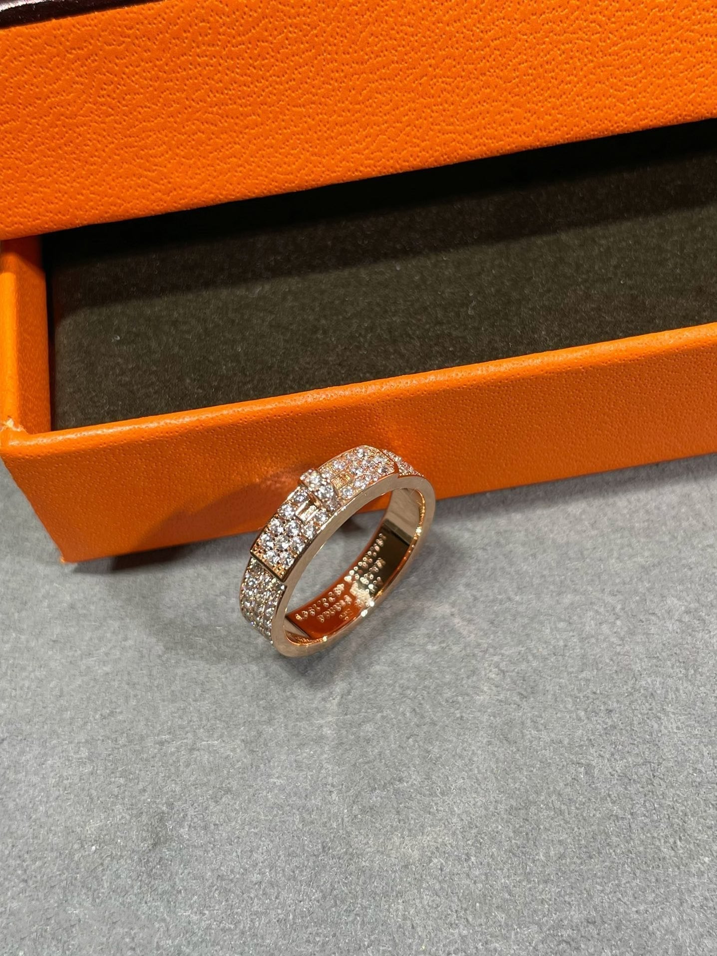 [GALE]KELLY RING AUS ROSA GOLD MIT DIAMANTEN