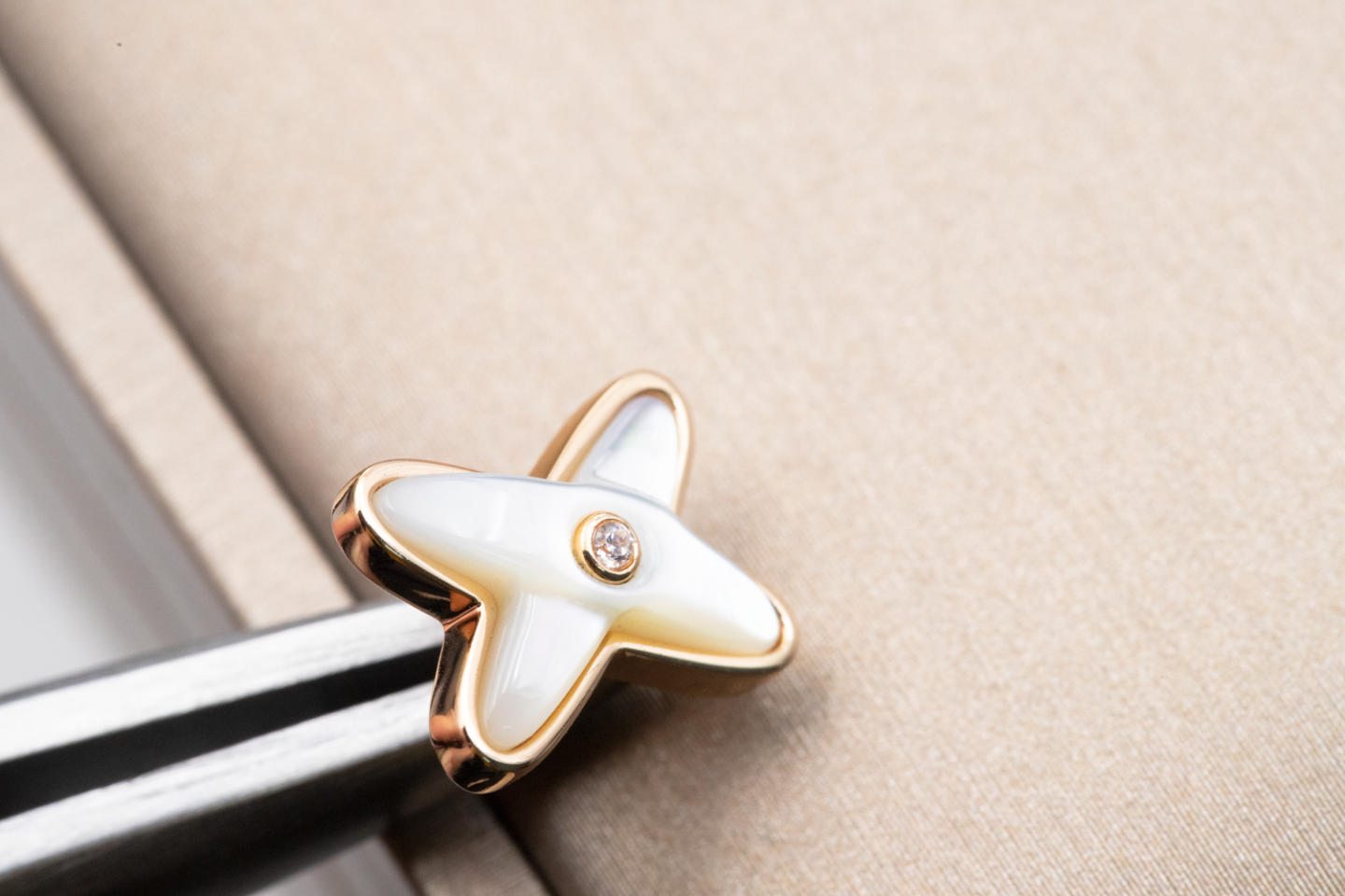 [GALE]JEUX DE WHITE MOP ROSE GOLD DIAMOND EARRINGS