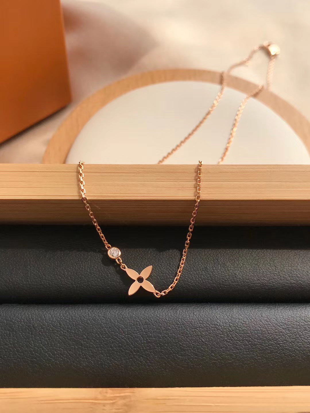 [GALE] BLÜTENANHÄNGER ROSÉGOLD UND DIAMANT