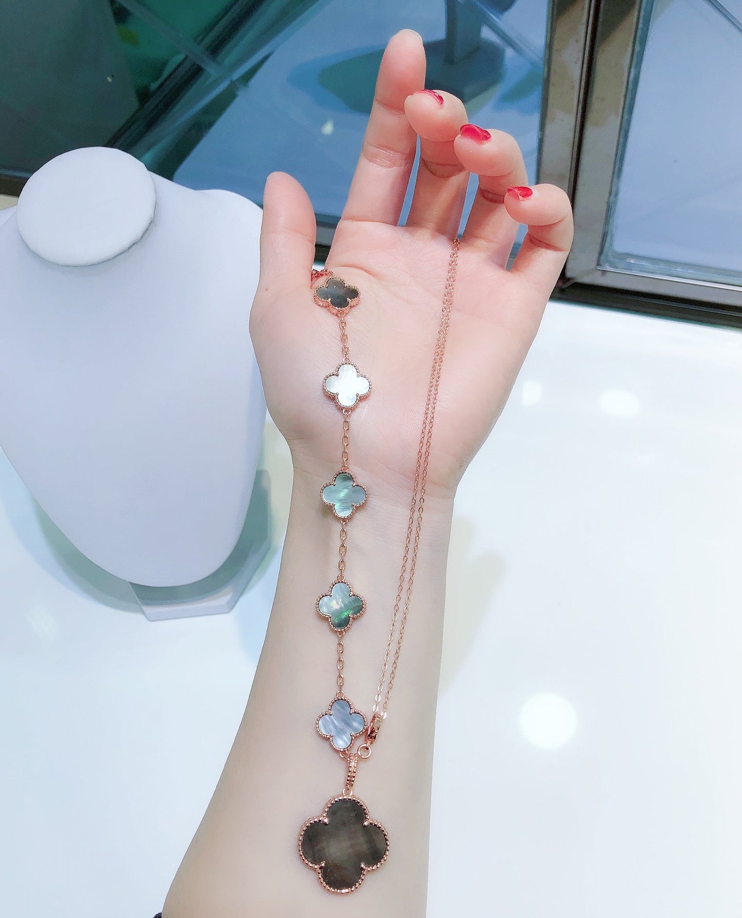 [GALE]Kombiniertes Armband mit 5 Motiven und Halskette, dunkles Perlmutt-Roségold